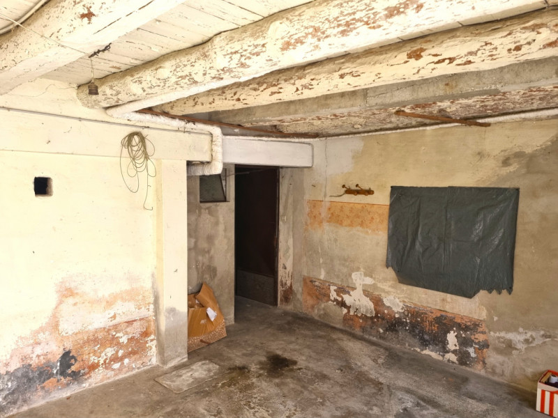 In località Oliero e a 1 km da Valstagna, proponiamo casetta cielo/terra su quattro livelli fuori...