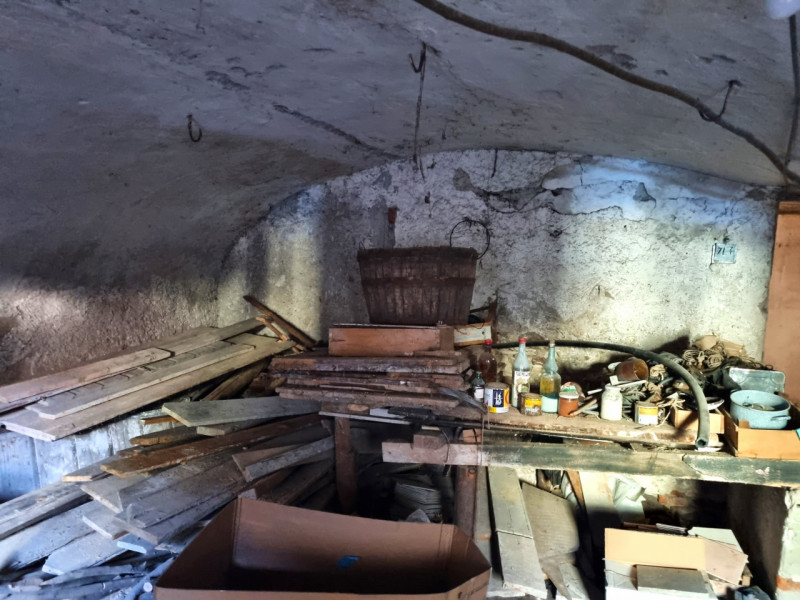 In località Oliero e a 1 km da Valstagna, proponiamo casetta cielo/terra su quattro livelli fuori...