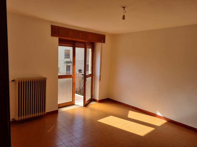 In località Oliero e a 1 km da Valstagna, proponiamo casetta cielo/terra su quattro livelli fuori...