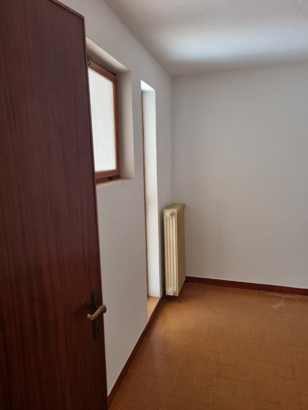 In località Oliero e a 1 km da Valstagna, proponiamo casetta cielo/terra su quattro livelli fuori...