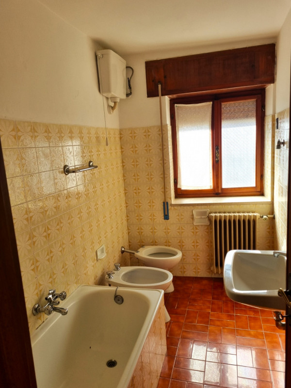 In località Oliero e a 1 km da Valstagna, proponiamo casetta cielo/terra su quattro livelli fuori...