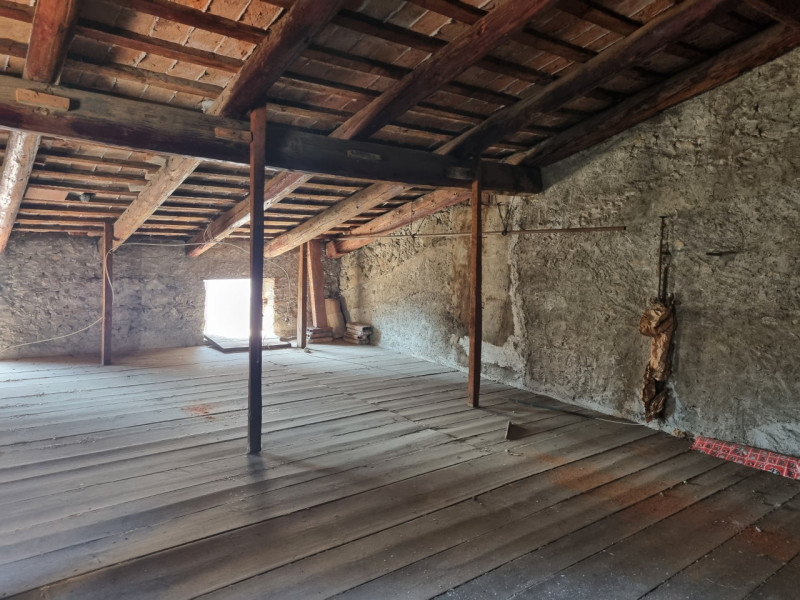 In località Oliero e a 1 km da Valstagna, proponiamo casetta cielo/terra su quattro livelli fuori...
