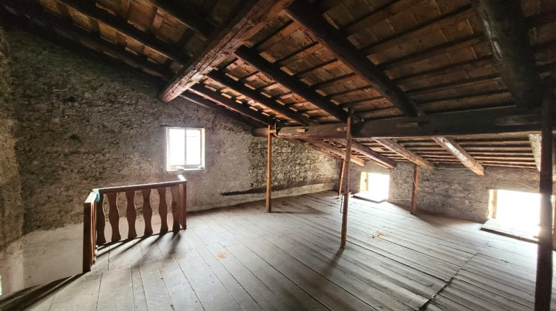 In località Oliero e a 1 km da Valstagna, proponiamo casetta cielo/terra su quattro livelli fuori...