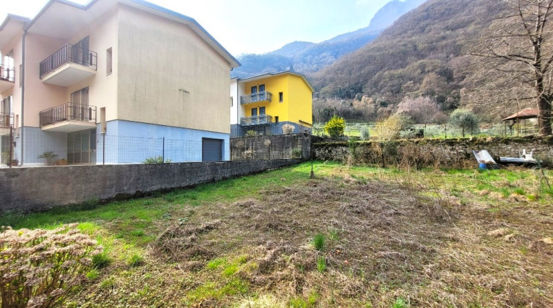 In località Oliero e a 1 km da Valstagna, proponiamo casetta cielo/terra su quattro livelli fuori...