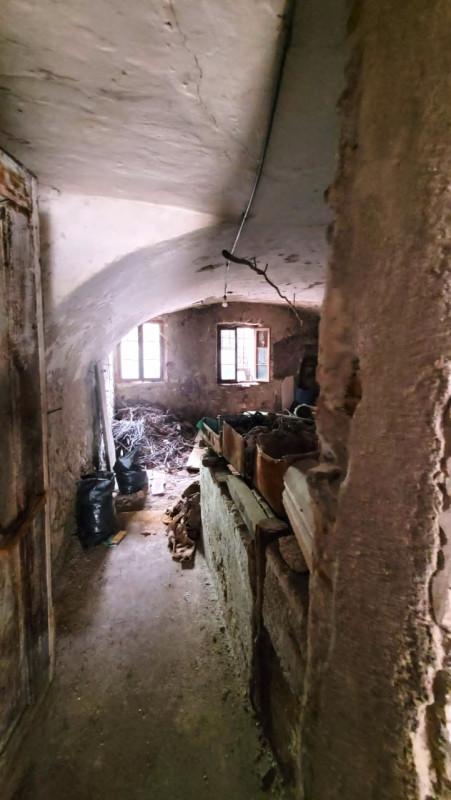 In località Oliero e a 1 km da Valstagna, proponiamo casetta cielo/terra su quattro livelli fuori...