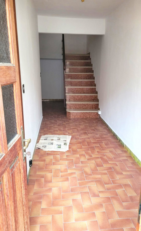 In località Oliero e a 1 km da Valstagna, proponiamo casetta cielo/terra su quattro livelli fuori...