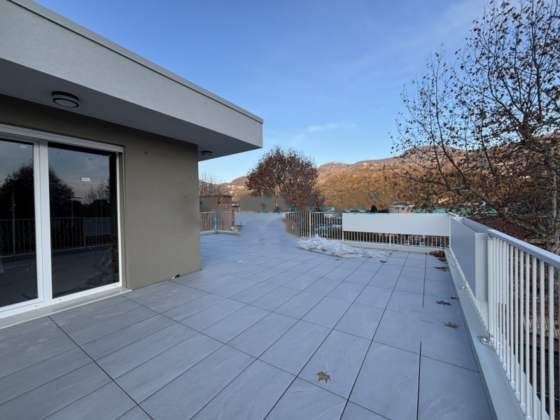 In un contesto residenziale moderno, proponiamo in vendita un attico esclusivo progettato secondo...