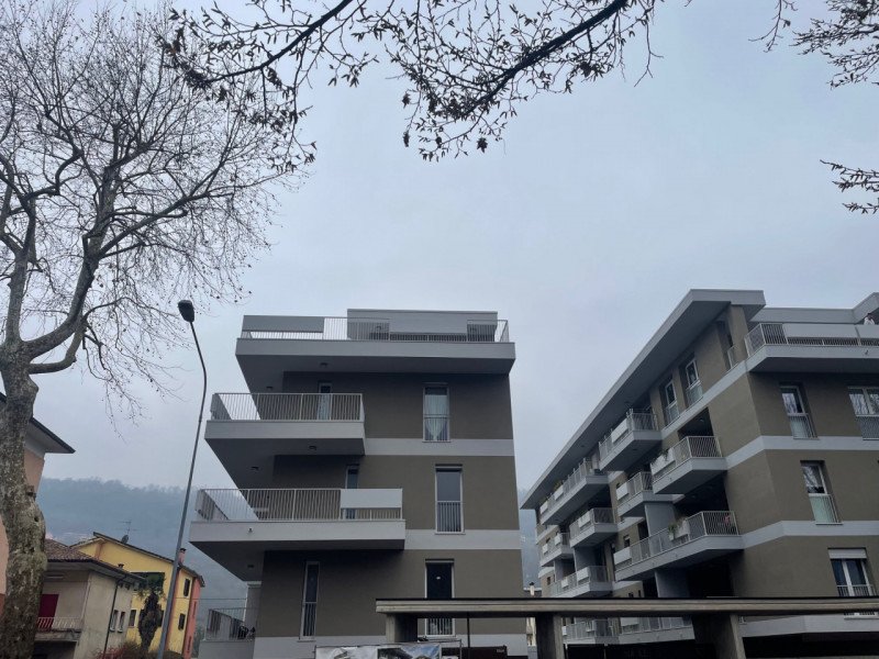 In un contesto residenziale moderno, proponiamo in vendita un attico esclusivo progettato secondo...