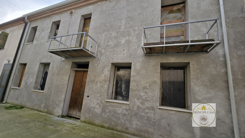 Nel cuore del centro storico di Este, a pochi passi dalla piazza principale e comodo a tutti i se...