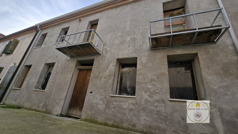 Nel cuore del centro storico di Este, a pochi passi dalla piazza principale e comodo a tutti i se...