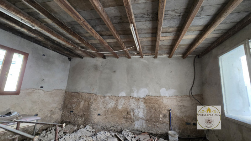 Nel cuore del centro storico di Este, a pochi passi dalla piazza principale e comodo a tutti i se...