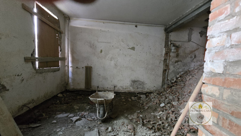 Nel cuore del centro storico di Este, a pochi passi dalla piazza principale e comodo a tutti i se...