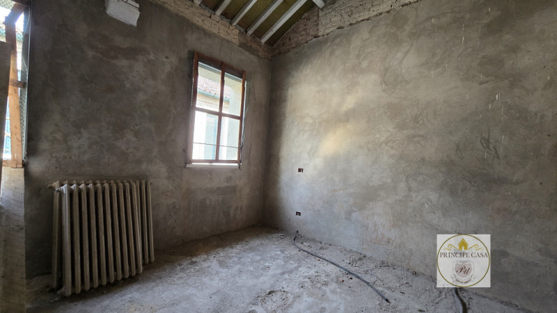 Nel cuore del centro storico di Este, a pochi passi dalla piazza principale e comodo a tutti i se...