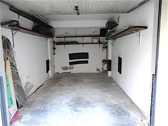 In Piazza Petrarca, a pochi passi da Largo Europa e da Via Savonarola, è disponibile un garage pe...