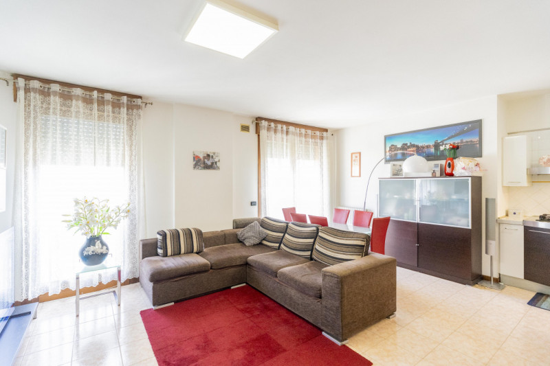 Se sei alla ricerca di una casa che si distingua per metrature generose e una distribuzione degli...