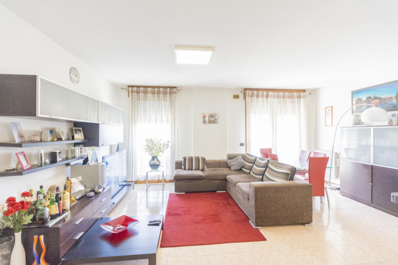 Se sei alla ricerca di una casa che si distingua per metrature generose e una distribuzione degli...