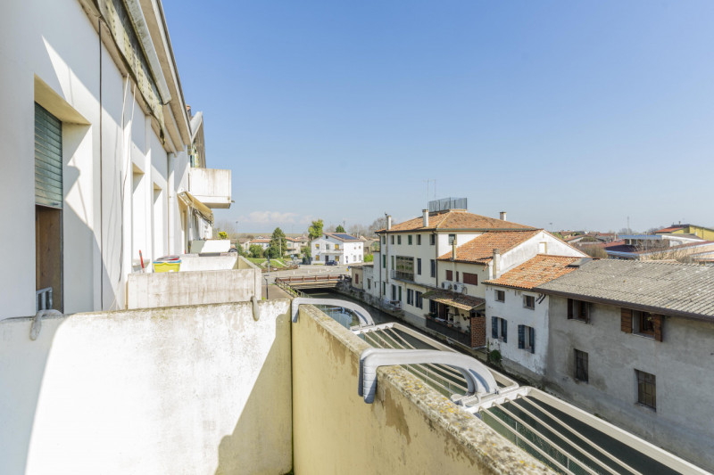 Se sei alla ricerca di una casa che si distingua per metrature generose e una distribuzione degli...