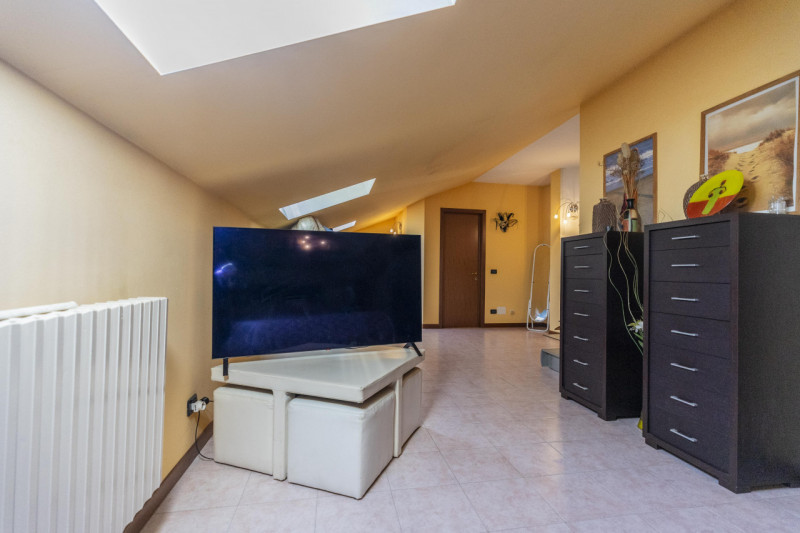 Se sei alla ricerca di una casa che si distingua per metrature generose e una distribuzione degli...