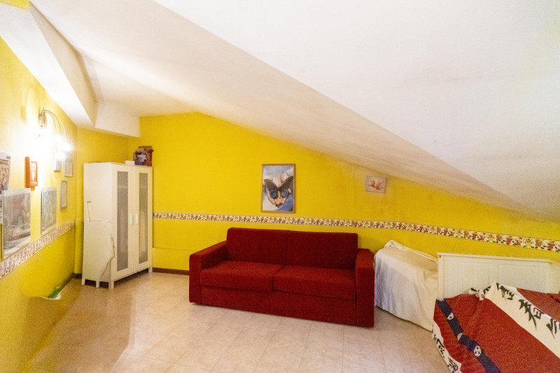 Se sei alla ricerca di una casa che si distingua per metrature generose e una distribuzione degli...