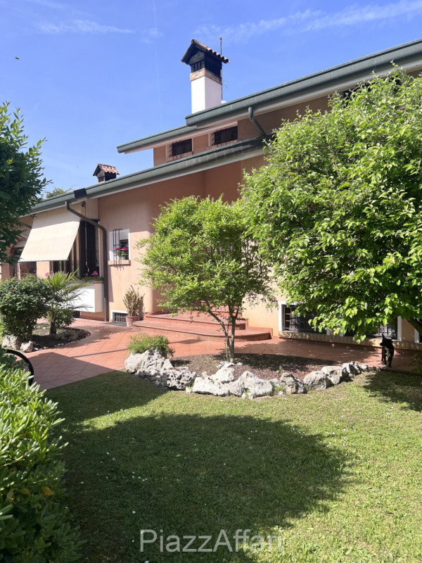 * * * PREZZO RIBASSATO * * *  € 650.000 TRATTABILI

Si valutano anche parziali permute con altri ...