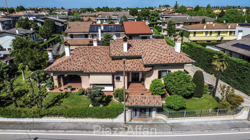 * * * PREZZO RIBASSATO * * *  € 650.000 TRATTABILI

Si valutano anche parziali permute con altri ...