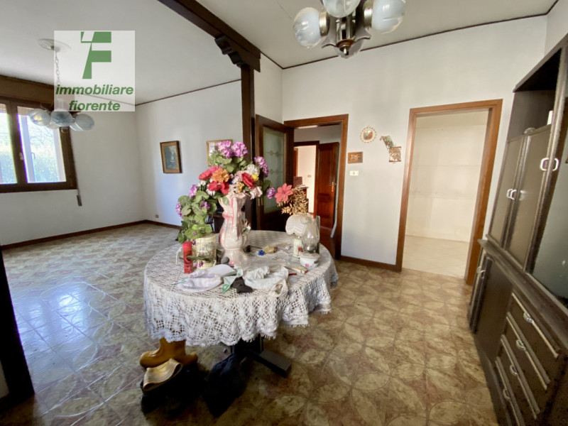 SOLUZIONE INTROVABILE...SU UN LOTTO DI MQ 1445...CASA SINGOLA SU UNICO PIANO di MQ 100 TOTALI CON...