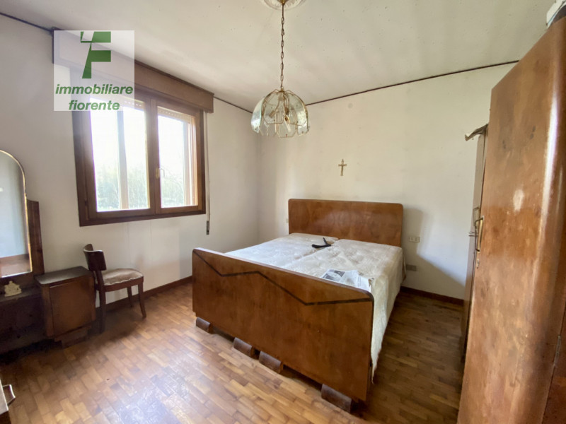 SOLUZIONE INTROVABILE...SU UN LOTTO DI MQ 1445...CASA SINGOLA SU UNICO PIANO di MQ 100 TOTALI CON...