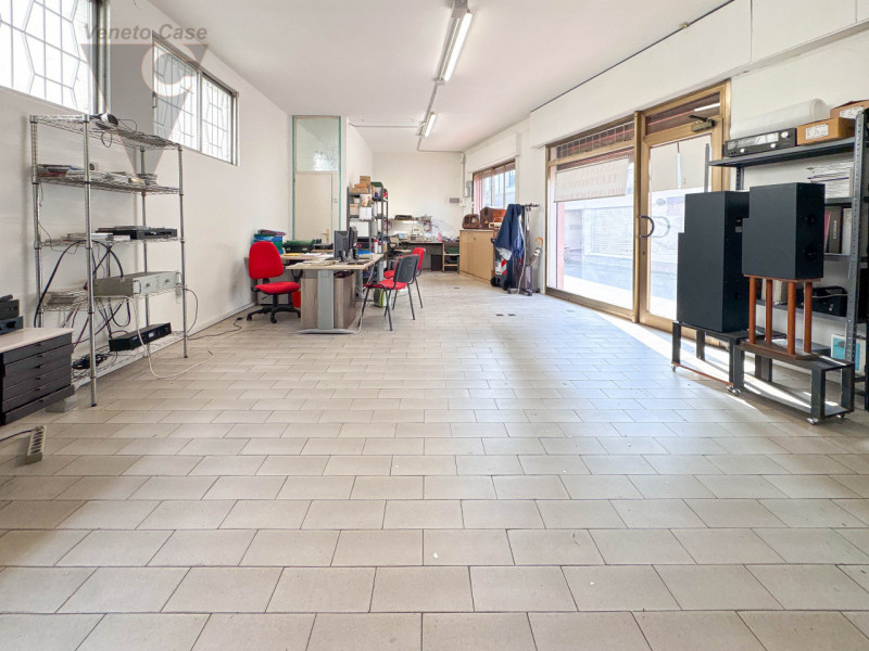 STRA' - NEGOZIO PIANO TERRA 
Proponiamo in locazione locale commerciale di circa 55 mq, situato n...