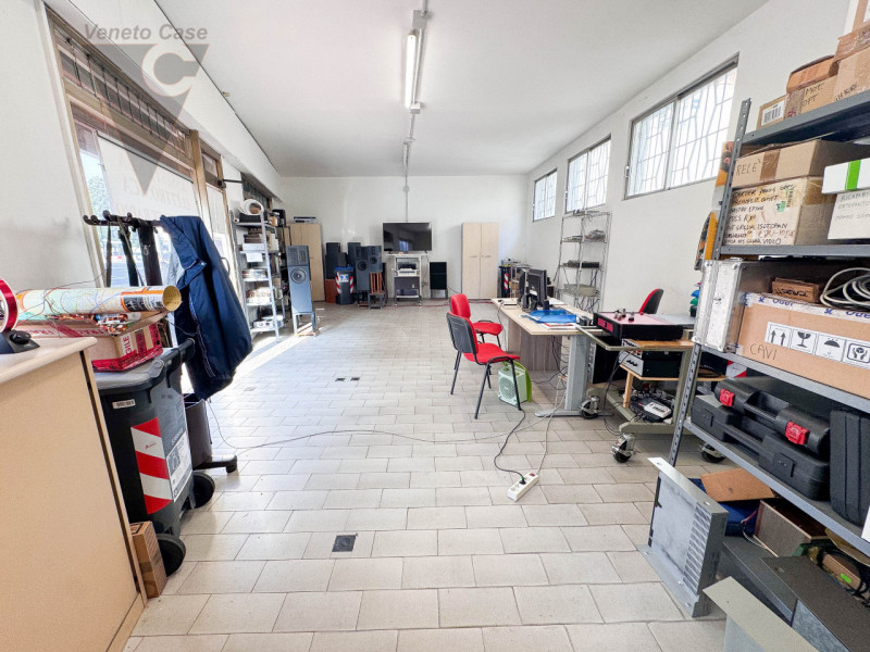 STRA' - NEGOZIO PIANO TERRA 
Proponiamo in locazione locale commerciale di circa 55 mq, situato n...