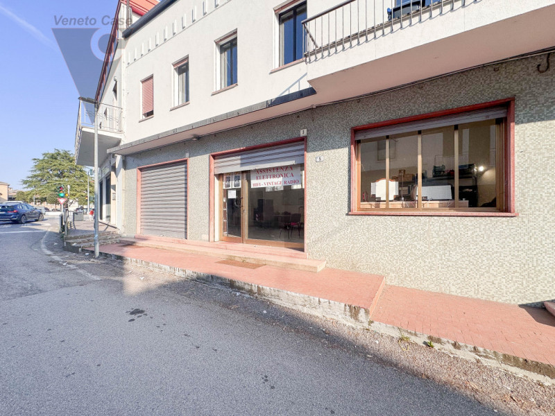 STRA' - NEGOZIO PIANO TERRA 
Proponiamo in locazione locale commerciale di circa 55 mq, situato n...