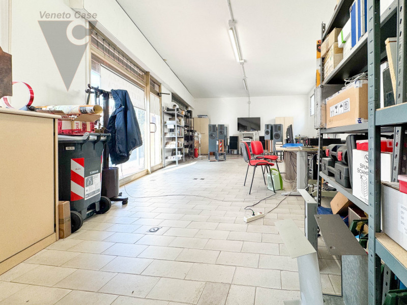 STRA' - NEGOZIO PIANO TERRA 
Proponiamo in locazione locale commerciale di circa 55 mq, situato n...