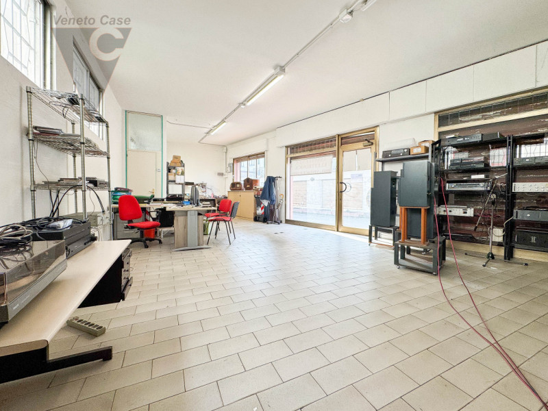 STRA' - NEGOZIO PIANO TERRA 
Proponiamo in locazione locale commerciale di circa 55 mq, situato n...