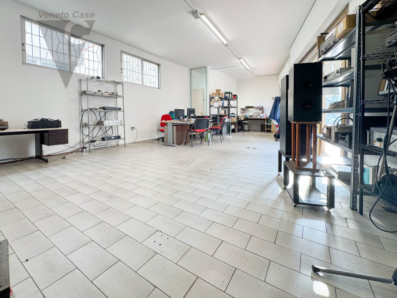 STRA' - NEGOZIO PIANO TERRA 
Proponiamo in locazione locale commerciale di circa 55 mq, situato n...