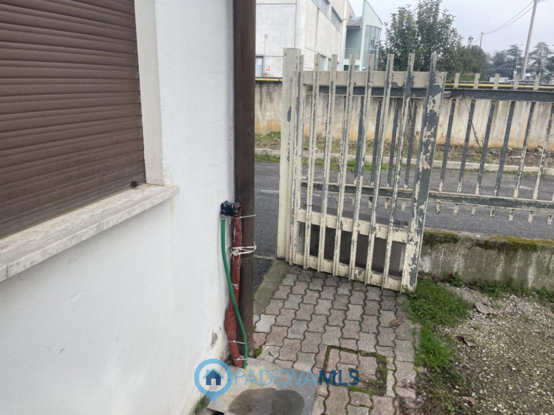 Immobile in esclusiva al Gruppo Padova MLS
SACCOLONGO Nella zona industriale-artigianale di Sacco...