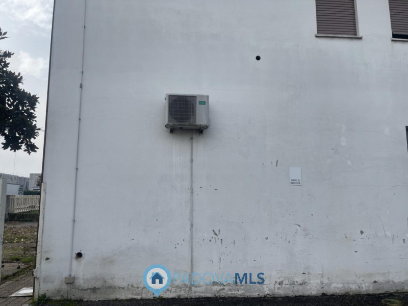Immobile in esclusiva al Gruppo Padova MLS
SACCOLONGO Nella zona industriale-artigianale di Sacco...