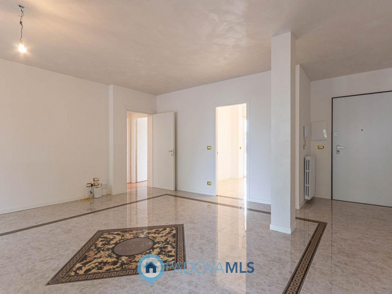 Immobile in esclusiva al Gruppo Padova MLS
Nel cuore di Abano Terme, in via Previtali, proponiamo...