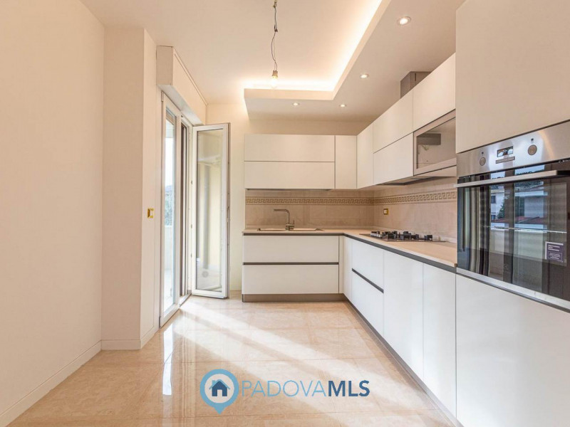 Immobile in esclusiva al Gruppo Padova MLS
Nel cuore di Abano Terme, in via Previtali, proponiamo...