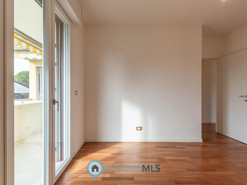 Immobile in esclusiva al Gruppo Padova MLS
Nel cuore di Abano Terme, in via Previtali, proponiamo...