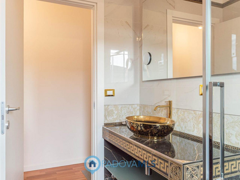 Immobile in esclusiva al Gruppo Padova MLS
Nel cuore di Abano Terme, in via Previtali, proponiamo...