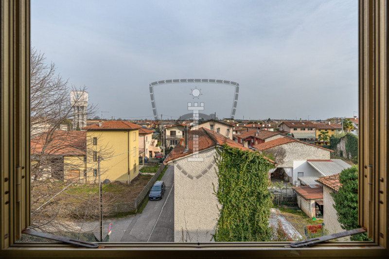 A Cartigliano, in una zona tranquilla e vicina al centro, proponiamo questo appartamento di 118 m...