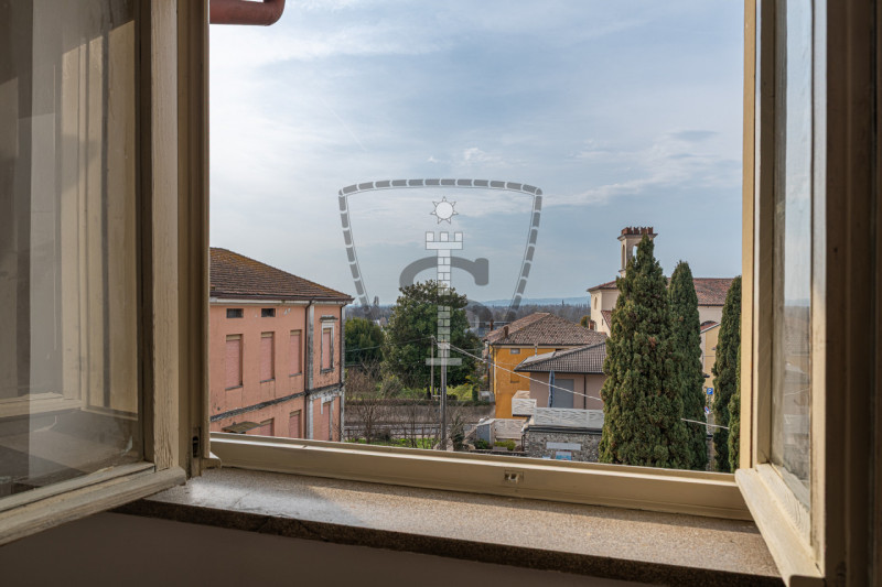 A Cartigliano, in una zona tranquilla e vicina al centro, proponiamo questo appartamento di 118 m...