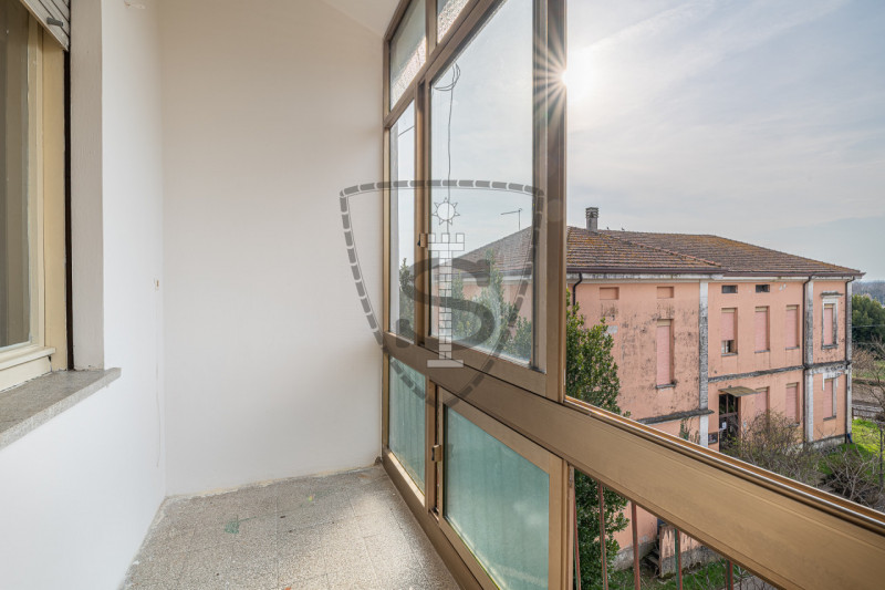 A Cartigliano, in una zona tranquilla e vicina al centro, proponiamo questo appartamento di 118 m...