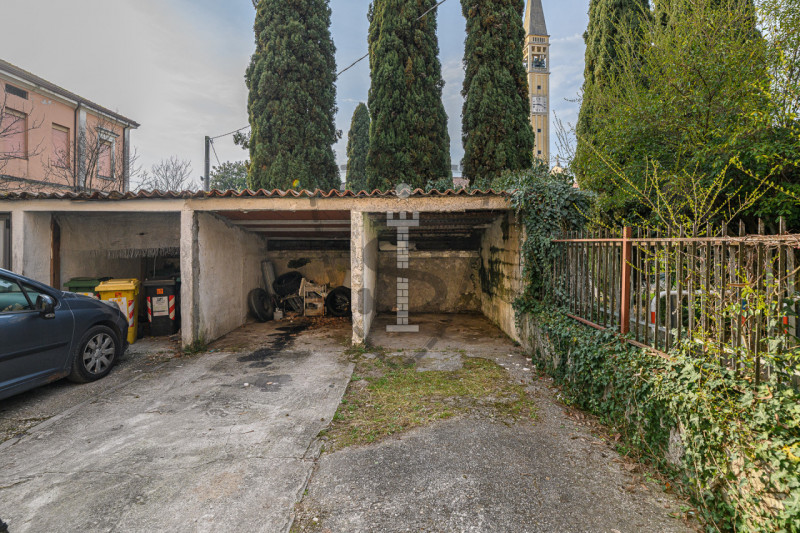 A Cartigliano, in una zona tranquilla e vicina al centro, proponiamo questo appartamento di 118 m...