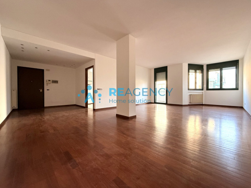 Proponiamo in vendita un esclusivo appartamento tricamere di ben 138 mq situato nella piazza cent...