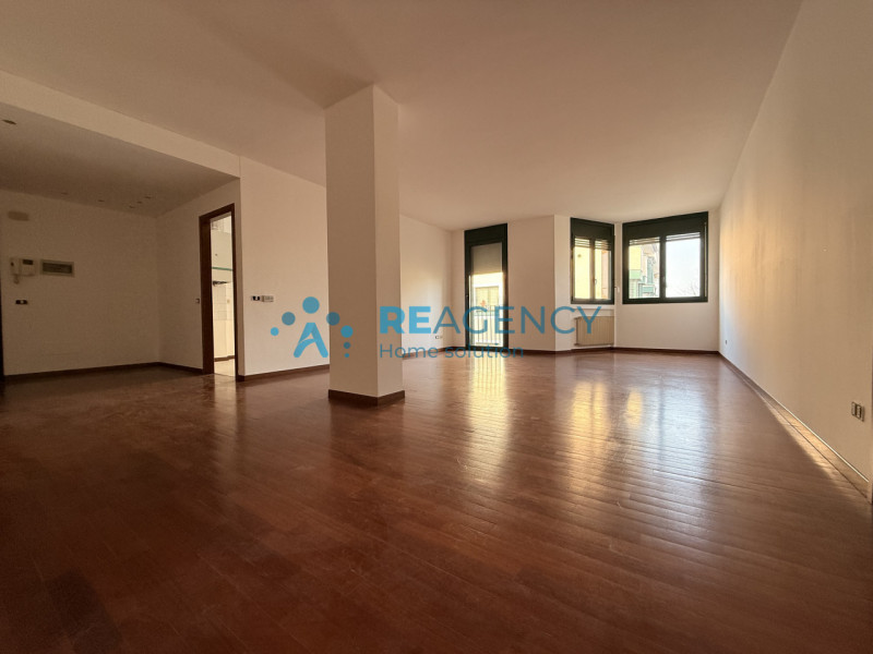 Proponiamo in vendita un esclusivo appartamento tricamere di ben 138 mq situato nella piazza cent...