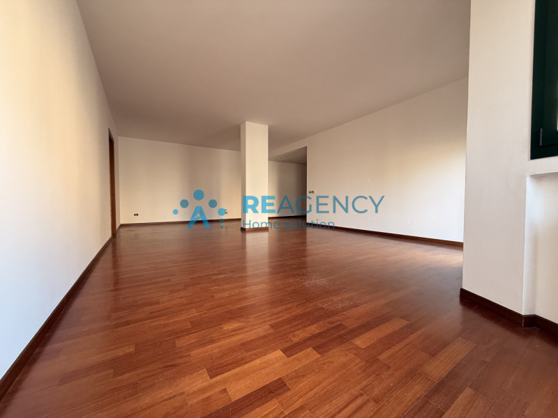 Proponiamo in vendita un esclusivo appartamento tricamere di ben 138 mq situato nella piazza cent...