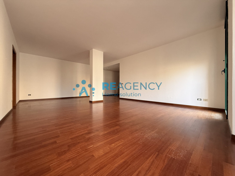 Proponiamo in vendita un esclusivo appartamento tricamere di ben 138 mq situato nella piazza cent...