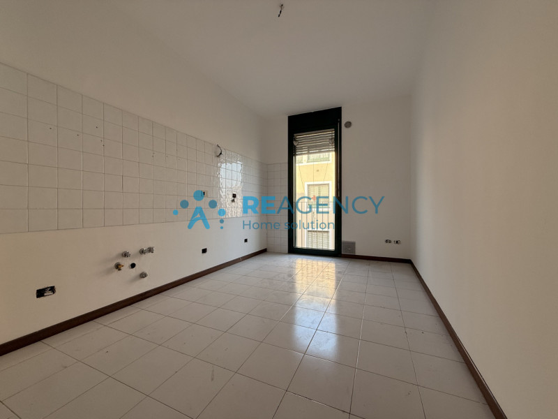 Proponiamo in vendita un esclusivo appartamento tricamere di ben 138 mq situato nella piazza cent...