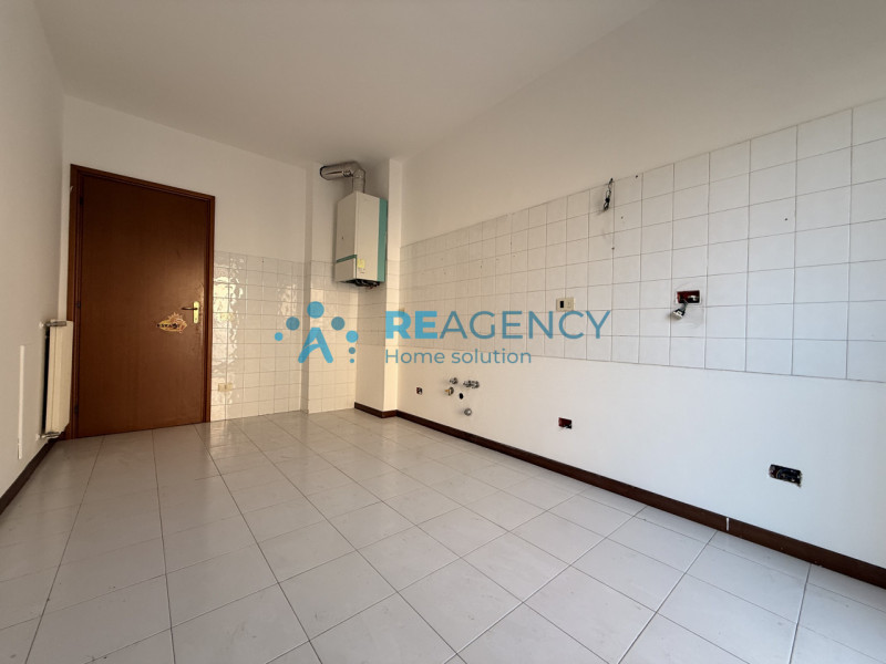 Proponiamo in vendita un esclusivo appartamento tricamere di ben 138 mq situato nella piazza cent...