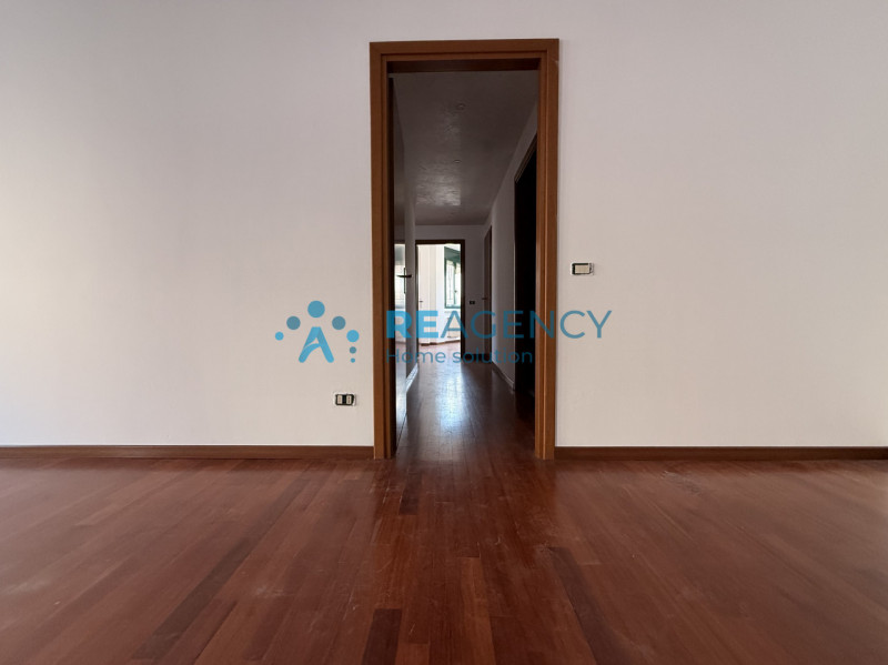 Proponiamo in vendita un esclusivo appartamento tricamere di ben 138 mq situato nella piazza cent...